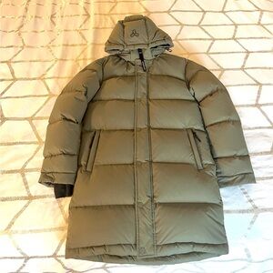 Aritzia TNA Super Puff MID Length - Excellent Condition!